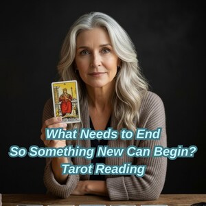 Peut inclure: Une femme aux cheveux gris tient une carte de tarot avec une figure vêtue de rouge. La carte est jaune avec des accents noirs et dorés. Le texte sur l'image se lit : "What Needs to End So Something New Can Begin? Tarot Reading."