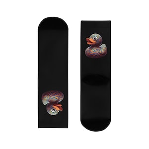Könnte beinhalten: Schwarze Socken mit einem bunten, psychedelischen Gummienten-Design. Die Ente hat ein lebendiges Muster aus blauen, orangefarbenen und gelben Wirbeln. Diese Socken sind ein lustiges und einzigartiges Accessoire.
