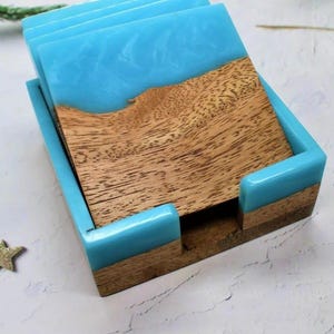 Live Edge Wood Blue Resin Untersetzer - Handgefertigtes Trinkset - Rustikales, modernes Home-Bar-Zubehör