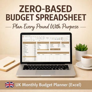 Könnte beinhalten: Ein Laptop mit einer Zero-Based-Budget-Tabelle. Der Text "ZERO-BASED BUDGET SPREADSHEET" ist zu sehen. Ein Notizblock, Stift, Pflanze und eine Tasse Tee sind in der Nähe. Der Text "UK Monthly Budget Planner (Excel)" ist ebenfalls sichtbar.