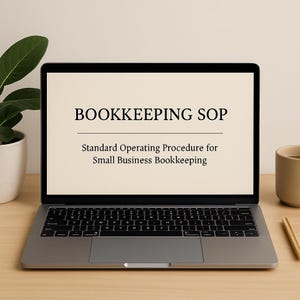Puede incluir: Un portátil plateado que muestra "BOOKKEEPING SOP" y "Standard Operating Procedure for Small Business Bookkeeping". El portátil está sobre una superficie de madera clara, con una planta y una taza en el fondo.
