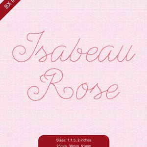 Może przedstawiać: Różowy haft z napisem "Isabeau Rose" w ozdobnej czcionce. Dostępny w rozmiarach 25mm, 38mm i 51mm. Zawiera formaty DST, EXP, HUS, JEF, PES, VP3 i XXX. Tekst "BX Included".