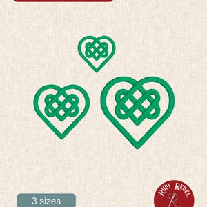Peut inclure: Trois motifs de broderie verts en forme de cœur avec des motifs de nœuds celtiques de différentes tailles. Le texte "3 sizes" est en dessous des motifs. Le logo Ruby Rebel Threads est dans le coin inférieur droit.