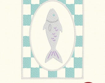 Cornice a forma di pesce – Disegno ricamato a tema costiero