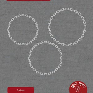 Puede incluir: Tres círculos blancos de punto de cadeneta de diferentes tamaños sobre un fondo de tela gris. El texto "DST, EXP, HUS, JEF, PES, VP3, XXX" está en un rectángulo rojo en la parte superior. Un rectángulo rojo en la parte inferior dice "3 tamaños". El logotipo de Ruby Rebel Threads está en la parte inferior derecha.