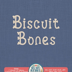 Könnte beinhalten: Ein Stickmuster mit dem Text "Biscuit Bones" in einer cremefarbenen, knochenförmigen Schrift auf blauem Stoffhintergrund. Ein Logo am unteren Rand listet Größen von 25mm bis 77mm sowie Dateiformate wie BX, DST, EXP, HUS, JEF, PES, VP3 und XXX auf.