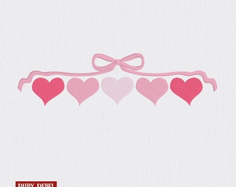 Cinque cuori con fiocco – Disegno da ricamo con bordo romantico
