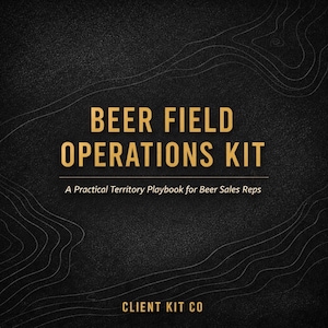 Puede incluir: Un fondo negro con un diseño topográfico y el texto "BEER FIELD OPERATIONS KIT" en dorado. Debajo, se lee "A Practical Territory Playbook for Beer Sales Reps." La parte inferior de la imagen dice "CLIENT KIT CO."