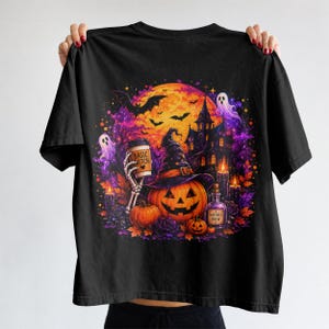 Enkel häxkaffe Halloween-tröja PNG, rolig skeletthandsublimering, häxor brygger Halloween-t-shirtdesign, spökhus PNG