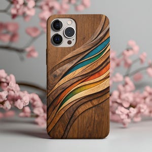 Puede incluir: Funda de teléfono de madera con un diseño en capas que presenta una mezcla de colores que incluyen marrón, azul, naranja y verde. La funda tiene un aspecto de veta de madera natural y un recorte para la cámara.