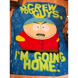 Puede incluir: Una manta azul con un personaje de dibujos animados con una camisa roja, un gorro azul y guantes amarillos. La manta tiene el texto "SCREW YOU GUYS" y "I'M GOING HOME" en letras verdes. El fondo tiene imágenes de dibujos animados.