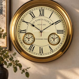 Stor dekorativ väggklocka i vintagestil med världstid, antik mässingsfinish, väggklocka med romerska siffror, lyxig heminredning