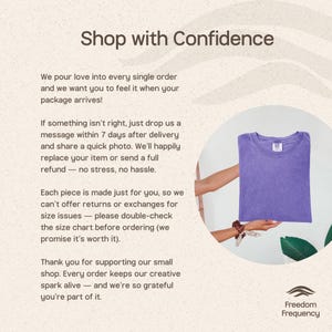 Puede incluir: Una camiseta morada mostrada dentro de un marco circular, acompa&ntilde;ada de texto que dice Shop with Confidence, detallando pol&iacute;ticas sobre problemas de pedidos, devoluciones y cambios, junto a la marca Freedom Frequency en la parte inferior.