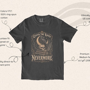Puede incluir: Una camiseta gris carb&oacute;n con un estampado gr&aacute;fico de un cuervo posado sobre una calavera encima de una pila de libros, con una luna creciente y el texto "QUOTH THE RAVEN" y "NEVERMORE". Camiseta de algod&oacute;n preencogido de 206,8 g/m2.