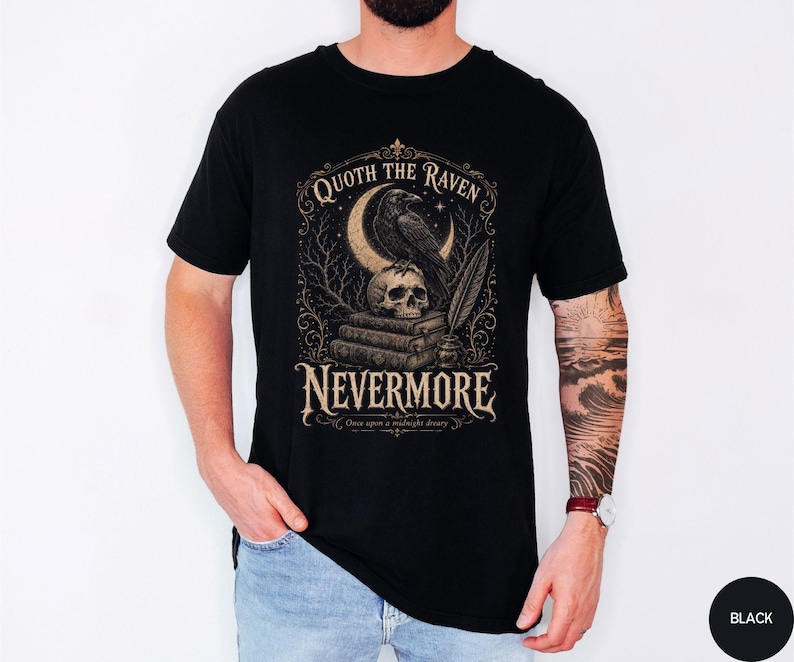 Puede incluir: Una camiseta negra con un estampado gr&aacute;fico de un cuervo posado sobre una calavera encima de una pila de libros, con una luna creciente y una pluma. El texto dice QUOTH THE RAVEN NEVERMORE y Once upon a midnight dreary en letra decorativa.