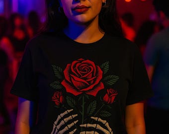 Camiseta con estampado de manos de esqueleto y rosa roja: camiseta floral gótica, top urbano unisex con un toque moderno.
