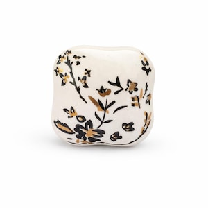 Handgjord vit- och guldfärgad blommig keramisk knopp | Vintage byråhandtag