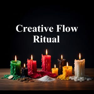 Puede incluir: Una colección de velas encendidas en varios colores, incluyendo verde, rojo, negro, amarillo y blanco, dispuestas sobre una superficie de madera. El texto "Creative Flow Ritual" se muestra encima de las velas. También hay monedas y sal.