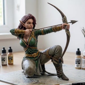 Könnte beinhalten: Detaillierte Figur eines Bogenschützen in dynamischer Pose, der einen Bogen spannt. Der Schütze trägt ein grün-goldenes Outfit mit langen, spitzen Ohren und rotem Haar. Die Figur steht auf einem Basteltisch mit Farbtöpfen und Pinseln.