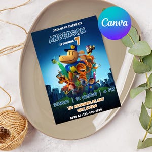 Può includere: Un invito per una festa di compleanno con un personaggio di un cane dei cartoni animati e altre figure animate. L'invito blu scuro recita "JOIN US TO CELEBRATE ANDERSON IS TURNING 7". I dettagli dell'evento includono data, ora e luogo.