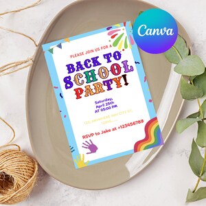 Può includere: Un invito colorato per una festa di ritorno a scuola, con testo dai colori vivaci. L'invito include dettagli come la data, l'ora e le informazioni RSVP. Il design incorpora elementi arcobaleno e illustrazioni di mani su sfondo azzurro.