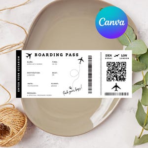 Può includere: Un biglietto d'imbarco in bianco e nero con la scritta "BOARDING PASS" e il nome "AMELIA'S JAMES". La destinazione è Londra, con un orario di volo alle 16:00. Il biglietto include un codice QR e la frase "Pack your bags!"