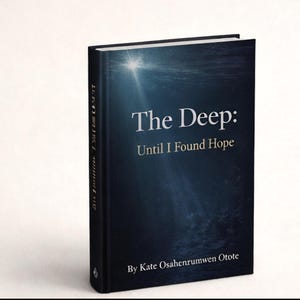 Può includere: Un libro con copertina rigida intitolato "The Deep: Until I Found Hope" di Kate Osahenrumwen Otote. Il libro ha una copertina blu scuro con una luce brillante che emana dall'alto. Il titolo e il nome dell'autore sono in bianco.