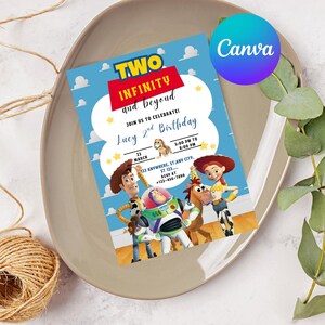 Può includere: Un biglietto d'invito blu con la scritta "TWO INFINITY and beyond" e "Lucy 2nd Birthday". Il biglietto presenta personaggi dei cartoni animati e uno sfondo celeste con nuvole e stelle. Il logo Canva è visibile.