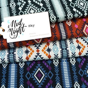 Könnte beinhalten: Nahaufnahme von mehreren Stoffmustern mit geometrischen Mustern in verschiedenen Farben. Die Muster umfassen schwarze, rostfarbene, cremefarbene und violette Stoffe. Ein Etikett trägt die Aufschrift "Midnight Sky" in Schrift.