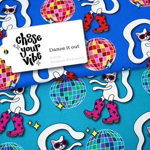 Könnte beinhalten: Stoff mit einem sich wiederholenden Muster aus weißen Katzen mit Sonnenbrillen und Cowboy-Stiefeln, die in der Nähe von Discokugeln tanzen. Der Stoff hat einen blauen Hintergrund mit dem Text "chose your vibe" auf einem weißen Etikett.