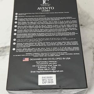K&ouml;nnte beinhalten: Schwarzer rechteckiger Karton mit "AVENTO UOMO"-Duft. Die Box hat ein mattes Finish und enth&auml;lt Produktinformationen, Warnhinweise und den Text "DESIGNED AND DEVELOPED IN USA". Das Verfallsdatum ist der 09/29.