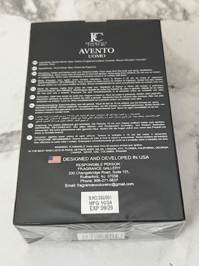 K&ouml;nnte beinhalten: Schwarzer rechteckiger Karton mit "AVENTO UOMO"-Duft. Die Box hat ein mattes Finish und enth&auml;lt Produktinformationen, Warnhinweise und den Text "DESIGNED AND DEVELOPED IN USA". Das Verfallsdatum ist der 09/29.