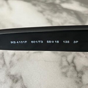 K&ouml;nnte beinhalten: Nahaufnahme des inneren Arms einer schwarzen Sonnenbrille. Der Text "RB 4101F 601/T3 58 16 135 3P" ist wei&szlig; auf dem schwarzen Arm aufgedruckt. Die Sonnenbrille scheint neu zu sein.