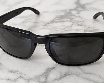 Oakley HOLBROOK-zonnebril OO9102-D655 57-18 137 Gepolariseerde zwarte glazen Zwart montuur Tweedehands