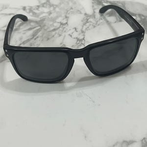 Oakley Holbrook Prizm herrglasögon med polarisering OO9417 59 mm svart båge begagnad bild 1
