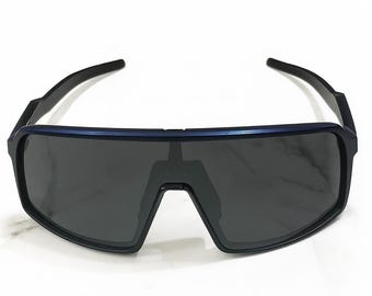 Oakley OO9406 Sutro Herren-Sonnenbrille Authentisch Blau Rechteckig