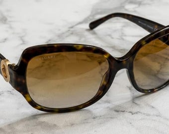 Gafas de sol TORY BURCH TY7059 1378/T5 2P con lentes polarizadas marrones y montura color carey. Usadas.