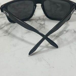 Oakley Holbrook Prizm herrglasögon med polarisering OO9417 59 mm svart båge begagnad bild 4