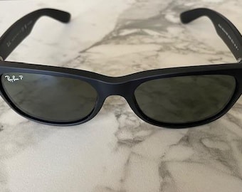 Ray-Ban RB2132 NEW Wayfarer-zonnebril 622/58 55-18 gepolariseerd groene glazen Matzwart montuur Tweedehands