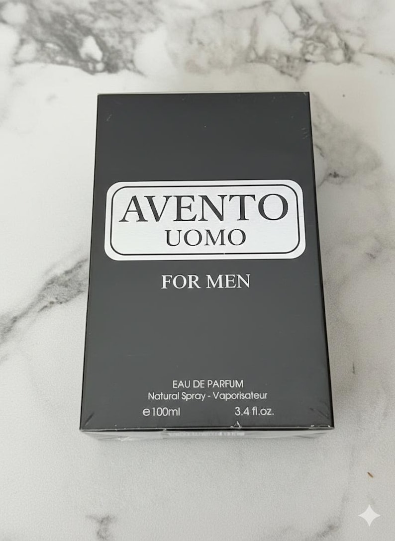 K&ouml;nnte beinhalten: Schwarzer rechteckiger Karton mit "AVENTO UOMO FOR MEN" Eau de Parfum. Die Schachtel hat ein wei&szlig;es Etikett mit dem Markennamen und dem Text "FOR MEN". Die Schachtel enth&auml;lt 100 ml Parf&uuml;m.