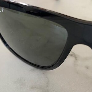 Gafas de sol Ray-Ban RB4147 601/58 60-15 145 3P con lentes polarizadas verdes y montura negra. Usadas. imagen 9