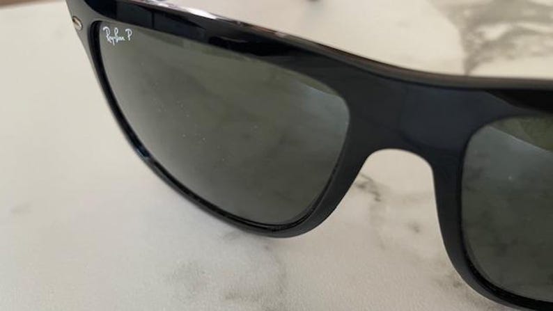 Gafas de sol Ray-Ban RB4147 601/58 60-15 145 3P con lentes polarizadas verdes y montura negra. Usadas. imagen 9
