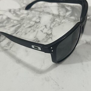 Oakley Holbrook Prizm herrglasögon med polarisering OO9417 59 mm svart båge begagnad bild 2