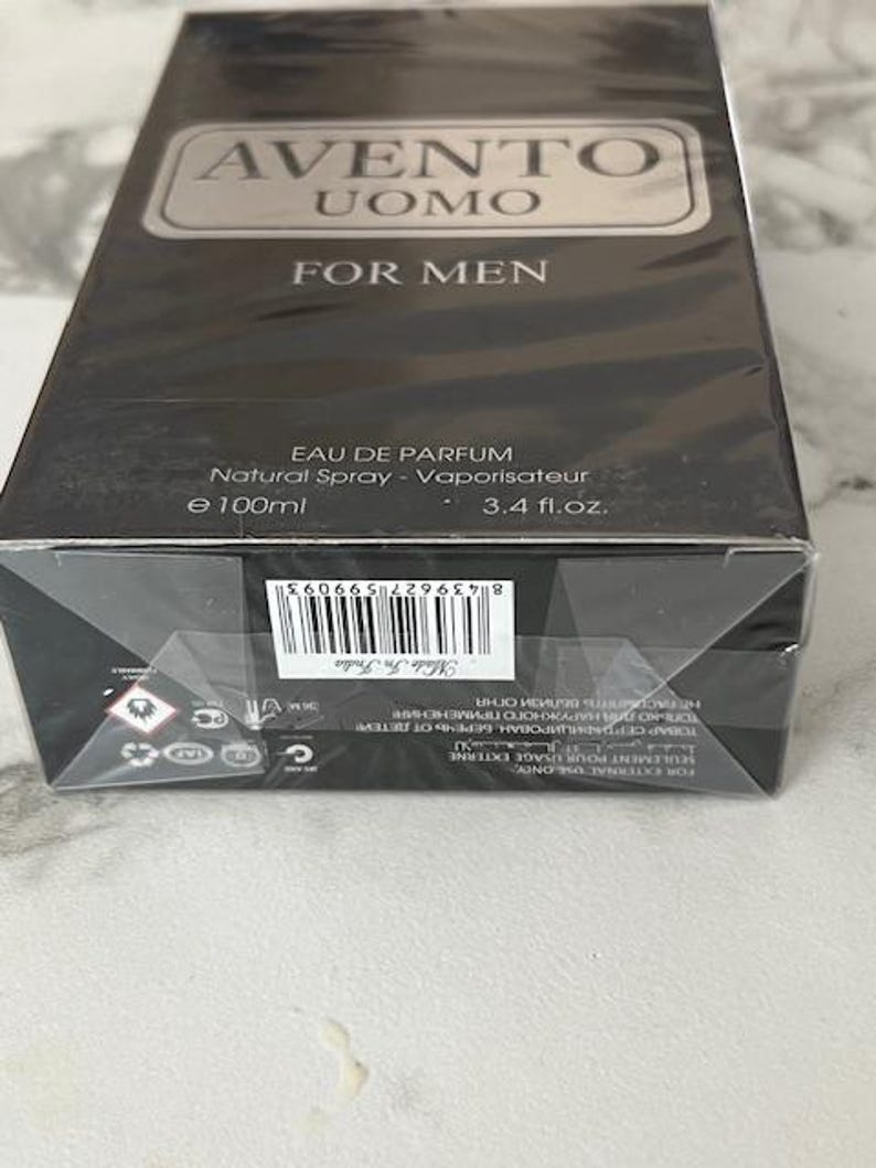 K&ouml;nnte beinhalten: Schwarzer rechteckiger Karton mit "AVENTO UOMO FOR MEN" Eau de Parfum. Die Schachtel hat silberne Schrift und ein silbernes rechteckiges Etikett. Die Schachtel enth&auml;lt 100 ml Parf&uuml;m.