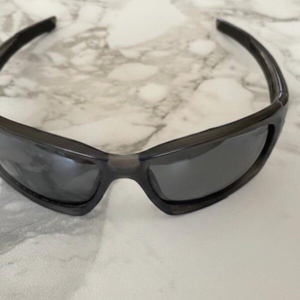Gafas de sol Oakley OO9236-06 VALVE 60-16 -133 Lentes grises polarizadas Montura gris ahumada Usadas