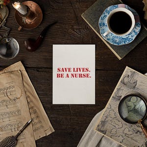 以下が含まれることがあります： 暗い木製の表面に置かれた静物画。赤い文字で「SAVE LIVES. BE A NURSE.」と書かれたカード、コーヒーカップ、パイプ、魔法の杖、楽譜、虫眼鏡などが写っています。