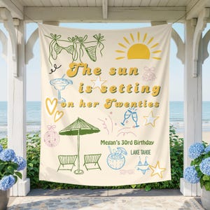 Könnte beinhalten: Ein cremefarbenes Stoffbanner mit dem Text "The sun is setting on her Twenties", "Megan's 30th Birthday" und "LAKE TAHOE". Die Grafiken zeigen eine gelbe Sonne, einen grünen Bikini, ein Cocktailglas, eine Discokugel, einen Sonnenschirm und Sterne.