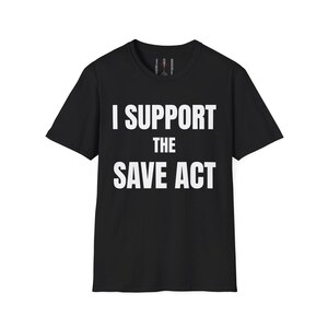 Peut inclure: T-shirt noir avec le texte blanc "I SUPPORT THE SAVE ACT". Le t-shirt a un col rond et des manches courtes. Le texte est en gras, en police sans-serif.