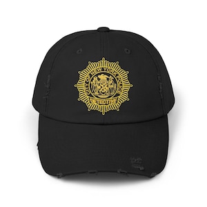 Könnte beinhalten: Schwarze Baseballkappe mit Used-Look und goldenem Emblem. Das Emblem zeigt die Aufschrift "City of New York Police Detective" und ein detailliertes Wappen. Die Kappe hat einen gebogenen Schirm und einen Used-Look mit abgenutzten Kanten.