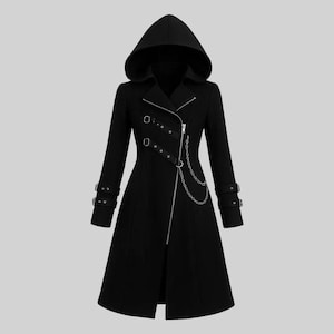 Può includere: Cappotto nero con cappuccio, chiusura asimmetrica con zip e dettagli a catena. Il cappotto presenta una silhouette aderente, maniche lunghe con fibbie e una gonna svasata. Il design ha un'estetica gotica o alternativa.